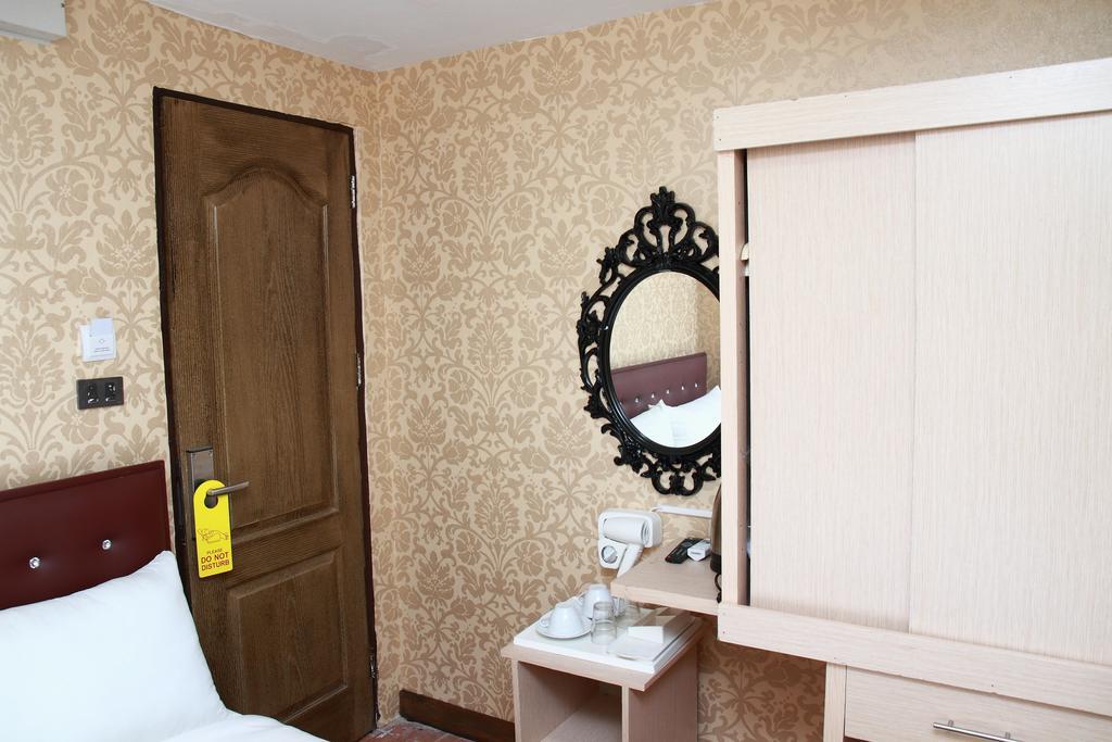 Harrys Suite Hotel Bangkok Oda fotoğraf